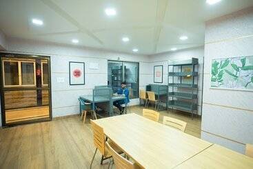 호스텔 Covie Kharghar 200