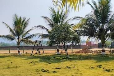 בית מלון כפרי Beach Village Resort