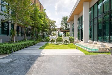 Отель Crystal Srivaree Suvarnabhumi