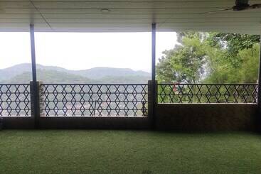 בית מלון כפרי Om Regency