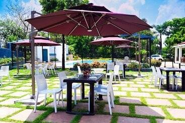Отель Tgi Insignia Resort & Villa's