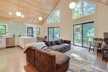 コテージ Bright + Modern Poconos Cabin: Community Beach!