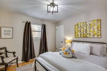 Charming Granbury Cottage Retreat W/ Private Patio