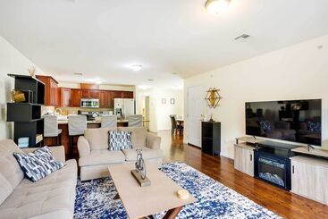 کلبه Chic Centrally Located Newark Home W/ Shared Yard!