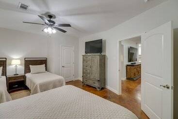 بيت ريفى Luxury Lakefront Retreat W/ Deck & Patio!