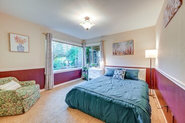 コテージ Enchanting Puyallup Home W/ Spacious Deck!