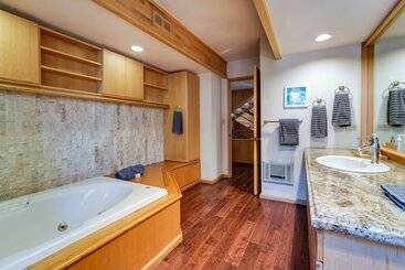 별장 Expansive Tahoe Donner House With Hot Tub!