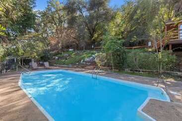 호텔 Posh Hillside Suite With Pool & Hot Tub