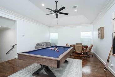 별장 Houston Home Near Downtown W/ Pool & Hot Tub!