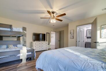 별장 Lago Vista Home W/ Private Pool & Sport Court!