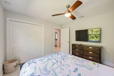 별장 Marco Island Home W/ Heated Pool + Screened Lanai!