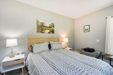 קוטג'' Waterfront Mariposa Hideaway: Hot Tub & Mtn Views!