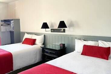 Мотель Riverside Suites