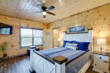 بيت ريفى Hot Tub, Fireplace & Views: Sevierville Retreat!