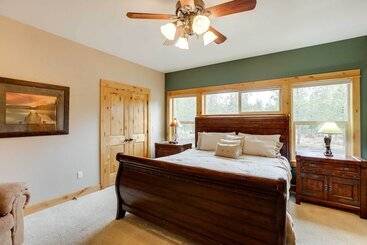 کلبه Private Pool & Hot Tub: Sunriver Retreat!