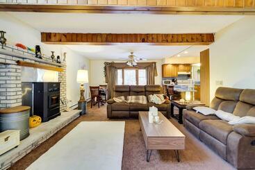 קוטג'' Tobyhanna Abode W/ Golf & Pool Access!