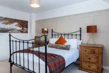 פנסיון 4 Bed House Sleep 10 Parking Hottub Wifi