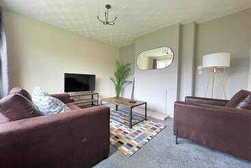 بنسيون 6 Person Spacious Home With Garden