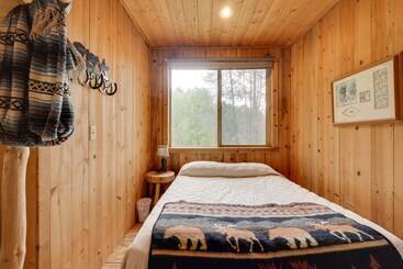 별장 Pet Friendly House W/ Deck: Near Crater Lake!