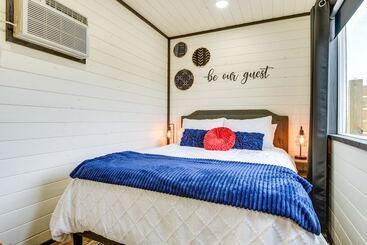 별장 Remote Strawn Container Home With Hot Tub!