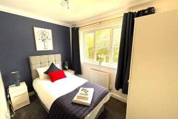 住所 Remarkable 5 Bed House In Horley