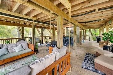 茅舍 Riverfront Cuero Vacation Home W/ Spacious Deck!