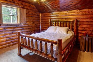 コテージ Secluded Cabin W/ On Site Creek + Trails!