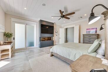 کلبه Spacious Queen Creek Home W/ Hot Tub & Pool!