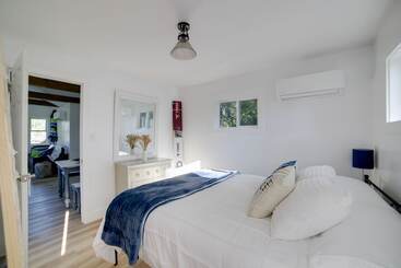 Сельский дом Stylish Grass Lake Retreat   Steps To Park!