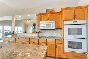 コテージ Waterfront Freeport Home: Deck & Private Boat Dock