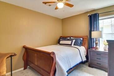 کلبه Charming Arkansas Retreat W/ Deck, Near Downtown!