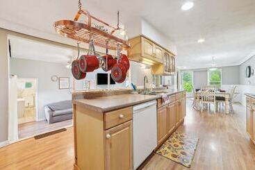 קוטג'' Charming Mio Family Retreat Near Mio Dam Pond!