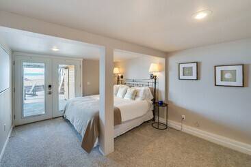 بيت ريفى Coastal Pnw Home On Swimmable Beach W/ Hot Tub!