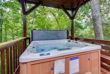 茅舍 Gatlinburg Getaway: Private Hot Tub & Fireplace!