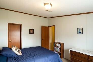 קוטג'' Lakefront Many Vacation Home W/ Kayaks!