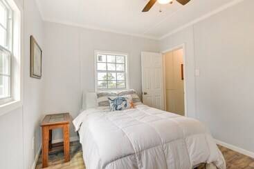 Modern Winnie Cottage W/ Grill On Half Acre!