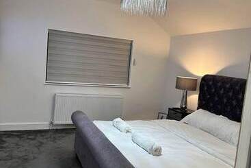 اقامتگاه Serenity Haven 4 Bed With Hottub,games,gym & More