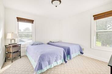 Сельский дом Saratoga Springs Duplex Near Saratoga Racetrack!