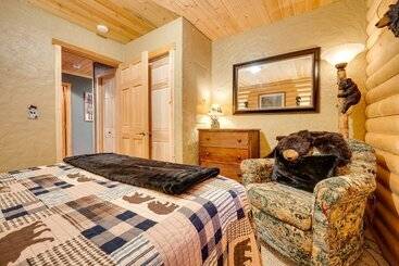 Сельский дом Spacious Packwood Cabin W/ Hot Tub   Near River