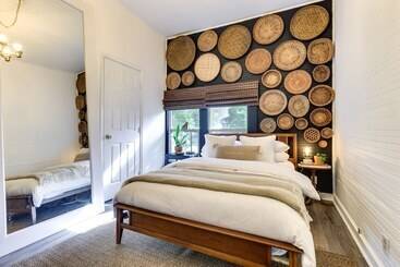 茅舍 Fire Pit & Yard: Updated Winter Garden Home!