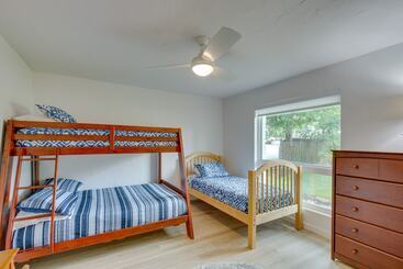 별장 Private Dock: Lakefront Enchanted Oaks Retreat