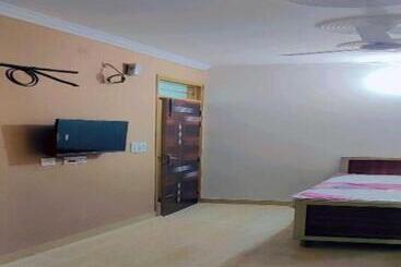 Pop 80730e Hotel Rajeshwari