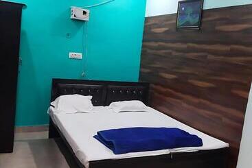 Shriveni Madhav Hotel Near Kalindi Floating Restaurant