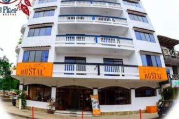 هتل Monatañita Hugos Place