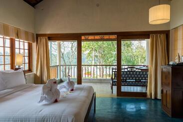 استراحتگاه Cranganor History Café & Riverside Château