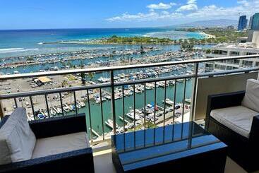 מלון דירות Waikiki Beach Experience! Luxury Oceanview Suite!