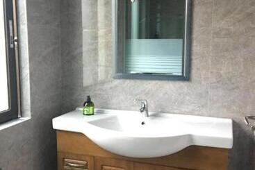 פנסיון March Garden Next To The Furniture Market