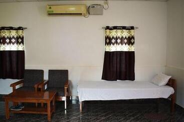 בית מלון כפרי Falcon Jungle Resort