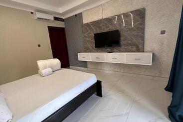 هتل Deluxe 10  Jinja Pool Apartments