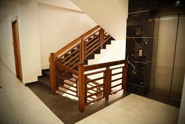 Отель Silverstone Inn